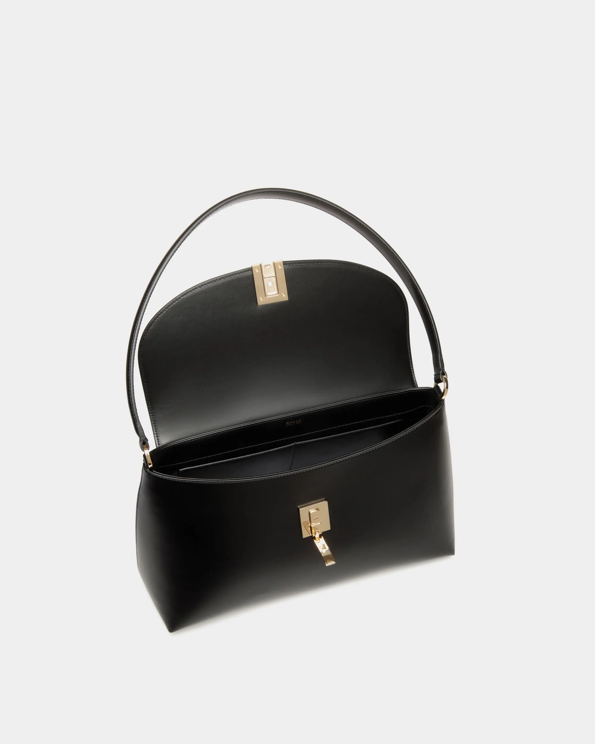 Ollam Shoulder Bag In Black Leather